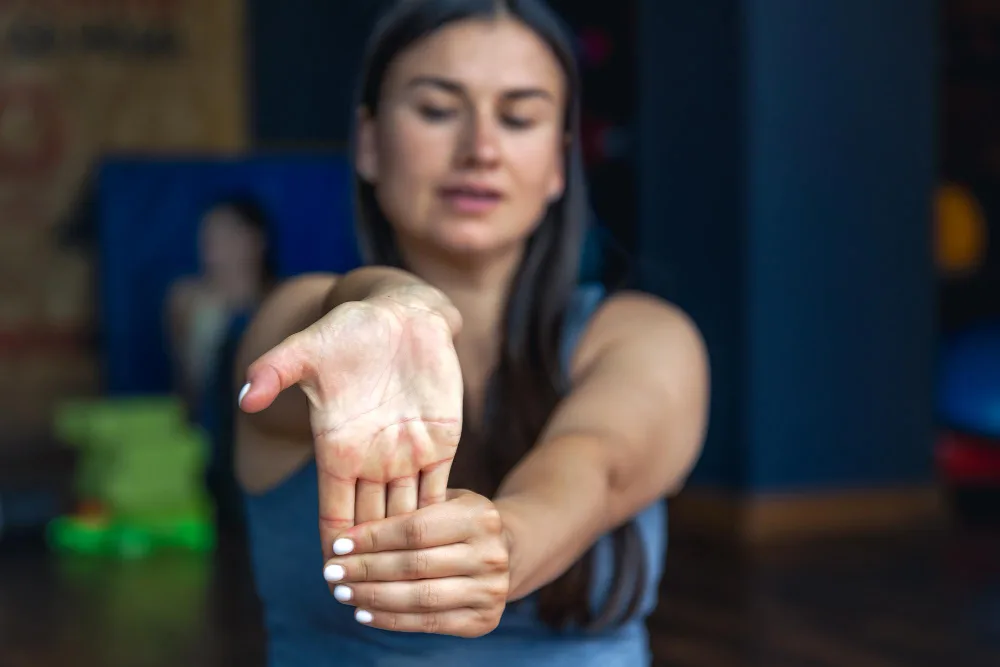 What Does Carpal Tunnel Feel Like? Symptoms, Causes & Treatment